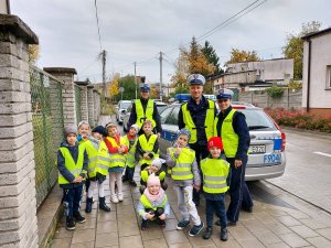 Dzieci i policjanci podczas zajęć w terenie..