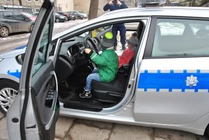 Dzieci w radiowozie policyjnym