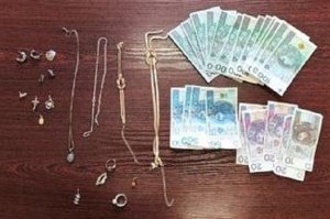 pieniądze i biżuteria zabezpieczone przez policjantów