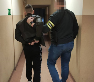 Zatrzymany sprawca kradzieży prowadzony przez policjantów.