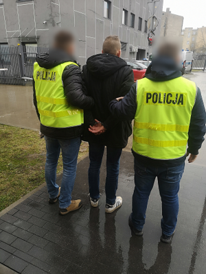 Zatrzymany sprawca usiłowania kradzieży prowadzony przez policjantów.