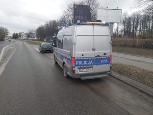 Radiowóz stojący za pojazdem uczestniczącym w zdarzeniu