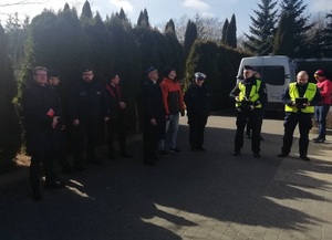 Uczestnicy warsztatów oraz policjanci w trakcie pokazów.