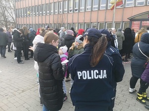 Policjantki tłumaczą uchodźcom jak postępować aby złożyć wniosek o nadanie numeru pesel.