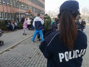 Policjantka pilnująca bezpieczeństwa uchodźców.