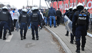 Zabezpieczenie meczu, policjanci eskortują kibiców gości