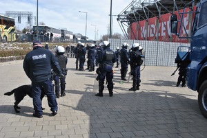 Policjanci nadzorują wejście na stadion kibiców przyjezdnych