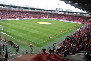 Sektory oraz murawa stadionu  Widzewa przed rozpoczęciem meczu.