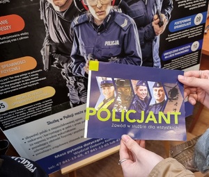Plakat i ulotka promujące zawód policjanta.