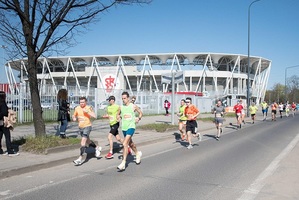 Uczestnicy biegu na trasie maratonu.