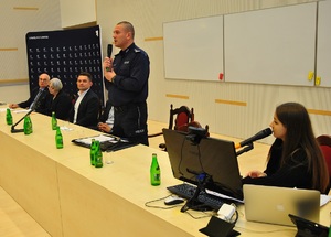 Komendant Miejski Policji w Łodzi przemawiający na temat bezpieczeństwa obywateli Ukrainy.
