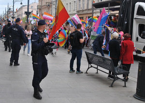Marsz w eskorcie policjantów przechodzący ulicą Piotrkowską.