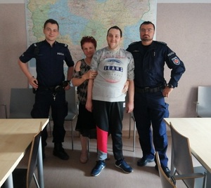Arek wraz z mamą i policjantami