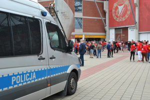 Radiowóz policyjny przed stadionem Widzewa Łódź.