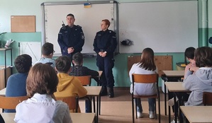 Policjanci podczas spotkania z uczniami