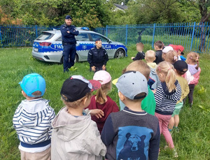 Policjanci podczas spotkania z przedszkolakami