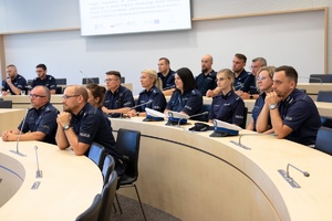 Łódzcy policjanci siedzący na auli podczas spotkania.