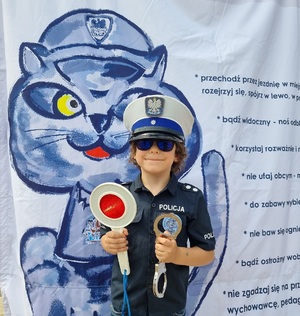dziecko przebrane za policjanta.