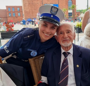 policjanta stoi obok starszego mężczyzny