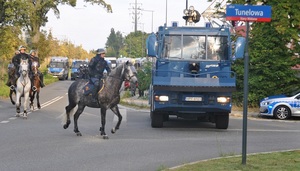 Koń Straży Miejskiej w Łodzi podczas trwania zabezpieczenia meczu. W tle widoczna armatka policyjna.