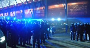 Siły policyjne przed stadionem podczas zabezpieczenia meczu.