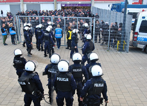 Wejście na stadion pod czujnym okiem policjantów