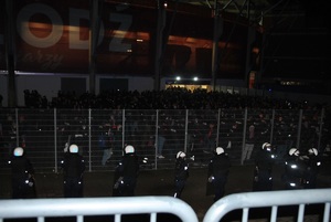 Policjanci zabezpieczają bezpieczne wyjście kibiców po zakończonym meczu