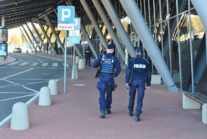 Policjanci podczas patrolu przy terminalu lotniska.