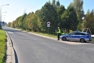 Policjanci pionu Ruchu Drogowego Komendy Miejskiej Policji w Łodzi zabezpieczający drogę ewakuacji (wyjazdową) z lotniska.