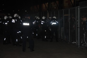 Policyjne zabezpieczenie opuszczania stadionu przez kibiców obu drużyn po zakończonym meczu.