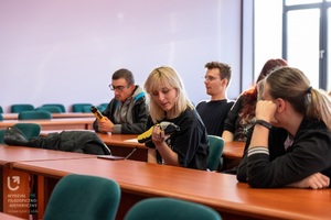 Uczestnicy spotkania oglądają urządzenia do pomiaru zawartości alkoholu w organizmie.