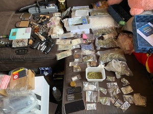 dowody zabezpieczone przez policjantów, narkotyki, wagi, pieniądze i broń
