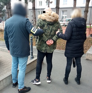 Zatrzymany prowadzony przez łódzkich policjantów.