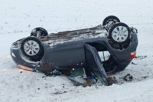 Przewrócony pojazd w rowie.