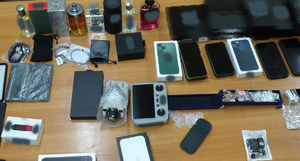 Zabezpieczone przez policjantów z przeszukania u podejrzanego skradzione telefony komórkowe, biżuteria oraz perfumy.