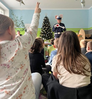 Policjantka rozmawia o bezpieczeństwie z uczniami.