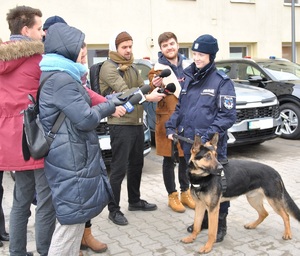 Policjantka, przewodnik psa służbowego ze swoim czworonożnym partnerem udziela wywiadów