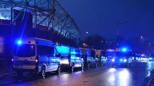 Radiowozy policji na tle stadionu Widzew Łódź.