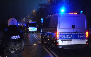 Radiowozy policji na tle stadionu Widzew Łódź.