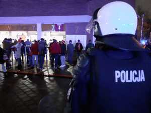 Łódzcy policjanci zabezpieczający wejście kibiców na stadion Widzew Łódź.