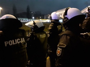 Łódzcy policjanci przed dworcem Łódź- Widzew.