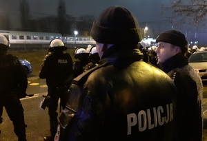 Łódzcy policjanci przed dworcem Łódź- Widzew.