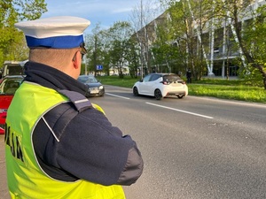 Policjant ruchu drogowego obserwuje ruch uliczny w obrębie stadionu.