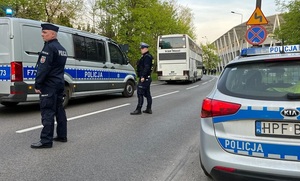 I Zastępca Komendanta Miejskiego Policji w Łodzi nadkomisarz Wojciech Malarczyk nadzoruje prawidłowy przebieg zabezpieczenia.