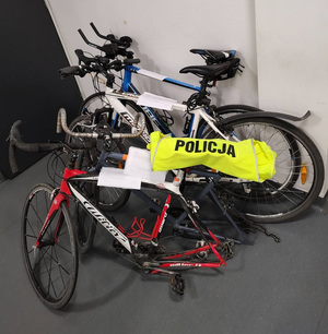 Zabezpieczone mienie z kradzieży, rowery w części zdemontowane, na nich leży kamizelka z napisem policja.