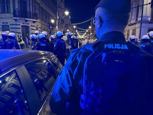 Policjanci podczas zabezpieczenia przemarszu kibiców ulicą Piotrkowską w Łodzi.