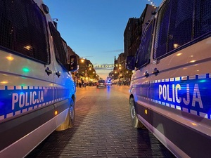Radiowozy policyjne na ulicy Piotrkowskiej w Łodzi.