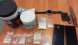 Zabezpieczone narkotyki , telefony komórkowe oraz nóż podczas przeszukania w mieszkaniu podejrzanego.