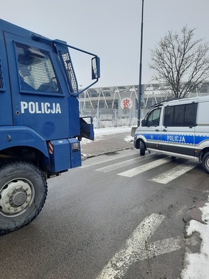 Policyjna armatka wodna i radiowóz przed stadionem ŁKS Łódź.