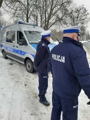 Policjanci Ruchu Drogowego Komendy Miejskiej Policji w Łodzi w trakcie zabezpieczenia.